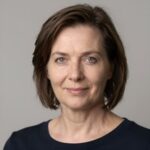 Профессиональный портрет уверенного российского бизнесмена с дружелюбным взглядом на размытом нейтральном фоне